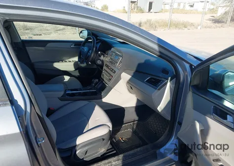 2017 Hyundai Sonata z USA, uszkodzony, nr VIN 5NPE24AF2HH493477